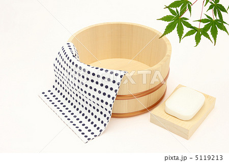 風呂桶とモミジ 5119213