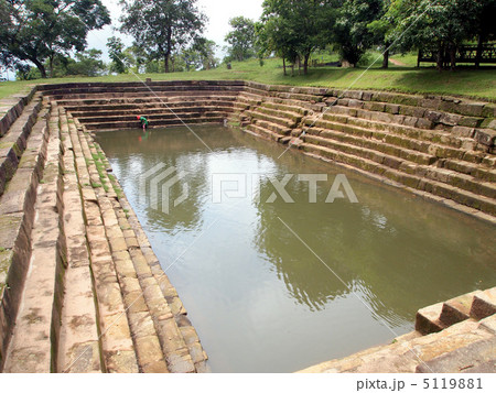 世界遺産　プレアビヒア寺院遺跡の沐浴場 5119881