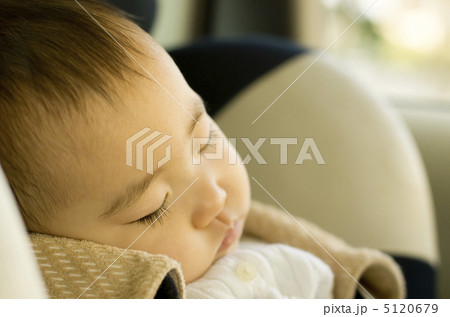 車でお昼寝する赤ちゃん　チャイルドシート 5120679