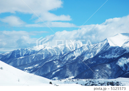 High mountains under snow in the winter 5125573