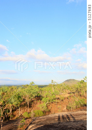 夕暮れに伸びる人影 5127683