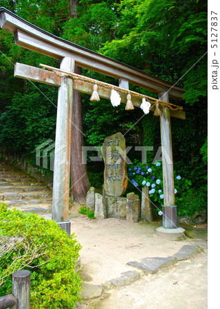 神魂(かもす)神社入口の鳥居と石碑（島根県松江市大庭町） 5127837