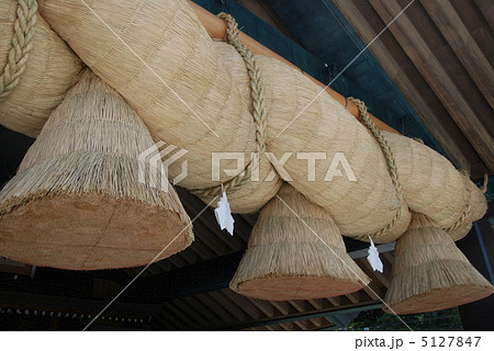 出雲大社、神楽殿の日本一の「大注連縄」(島根県出雲市大社町) 出雲大社、神楽殿の日本一の「大注連縄」(島根県出雲市大社町) 5127847