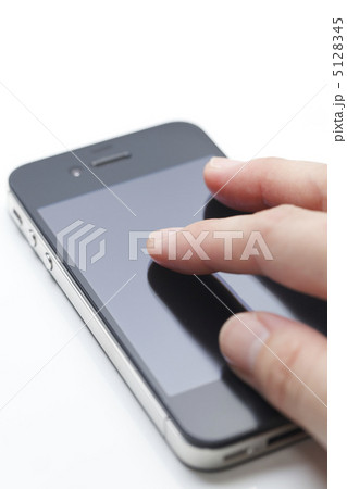 スマートフォンと手 5128345