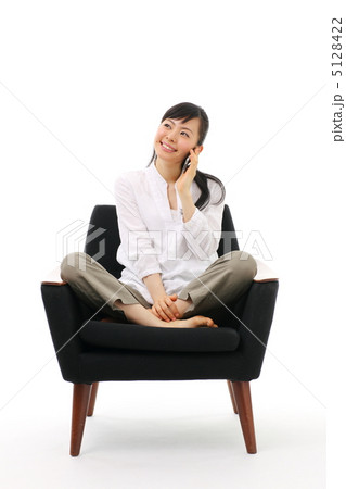 iPhoneで話す女の子 5128422