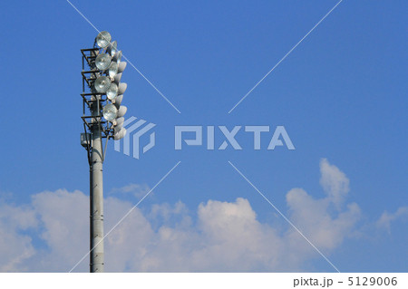 照明灯と空 5129006