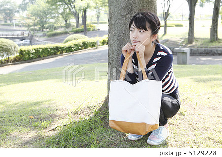 バッグと女性　モデル：大友　歩 5129228