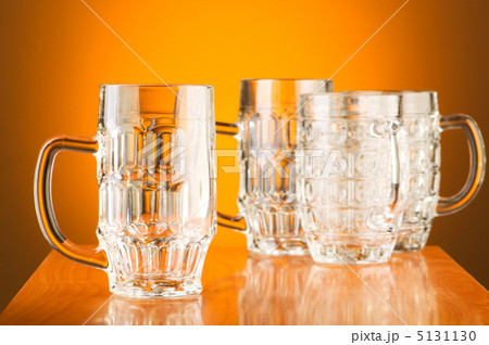 Beer glass against gradient background 5131130