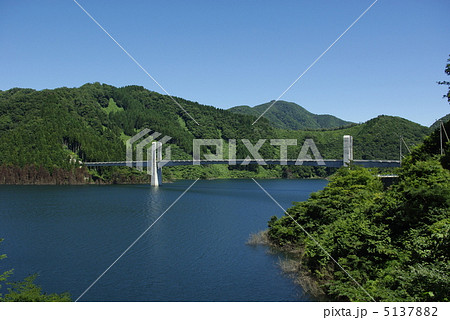 青空とダム湖の水面_徳山ダム 5137882