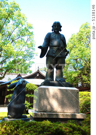 オオクニヌシとウサギの像(出雲大社/島根県出雲市大社町) オオクニヌシとウサギの像(出雲大社/島根県出雲市大社町) 5138146