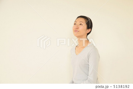 見上げる女性 見上げる女性 5138192