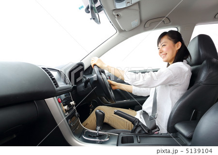 車を運転する女の子 車を運転する女の子 5139104