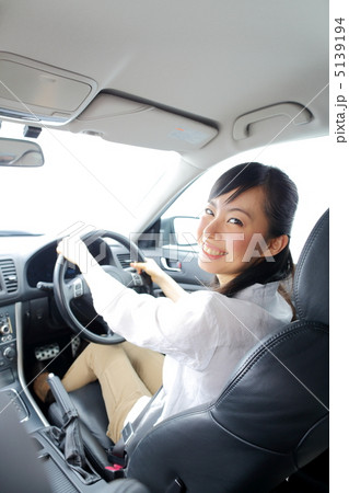 車を運転する女の子の写真素材