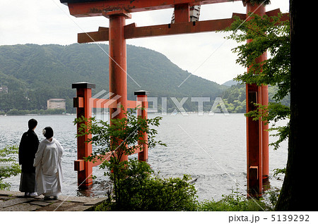 湖に誓う新婚カップル 5139292