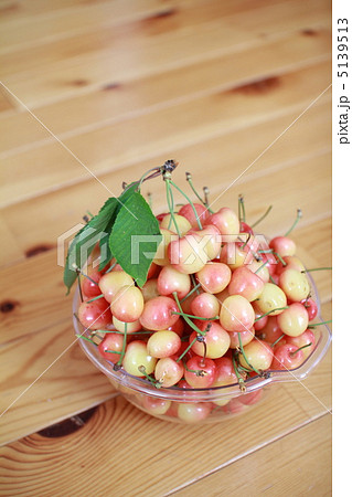 家庭菜園で採れたボウルいっぱいのサクランボ 5139513