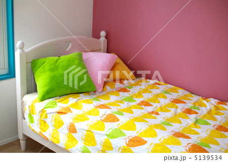 カラフルな子供部屋のベッド 5139534