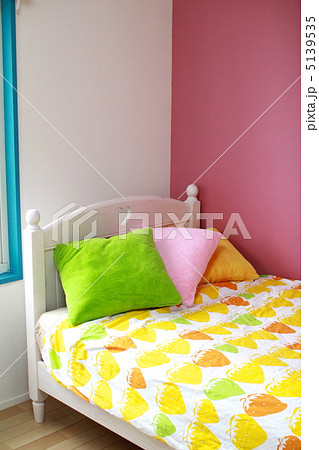 カラフルな子供部屋のベッド 5139535