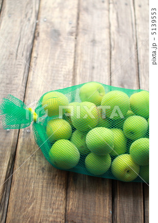 ネットに入っている無農薬栽培された南高梅の青梅 5139553