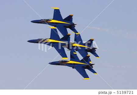 アメリカ海軍デモンストレーション飛行チーム、ブルーエンジェルスの迫力ある妙技。 アメリカ海軍デモンストレーション飛行チーム、ブルーエンジェルスの迫力ある妙技。 5139721