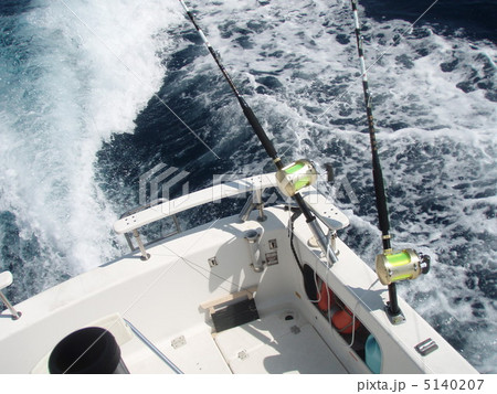 トローリング中のクルーザー船尾 トローリング中のクルーザー船尾 5140207