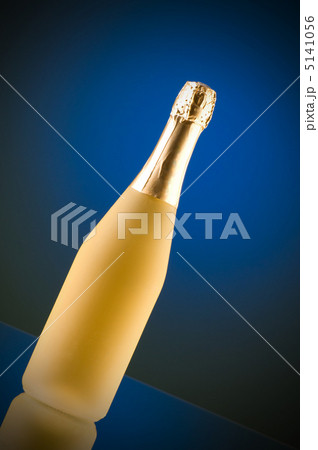 Champagne against color gradient background 5141056