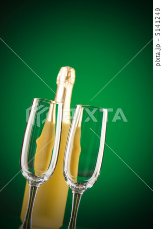 Champagne against color gradient background 5141249