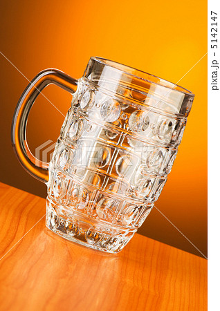 Beer glass against gradient background 5142147