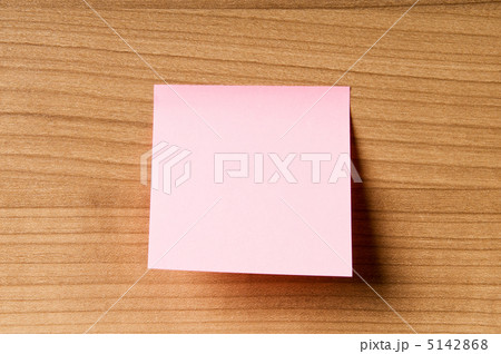 Many reminder notes on the wooden background Many reminder notes on the wooden background 5142868