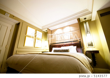 Double bed in the modern interior room 5143577