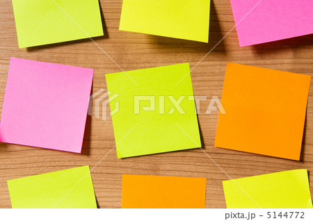 Many reminder notes on the wooden background 5144772