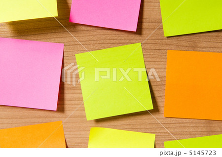 Many reminder notes on the wooden background Many reminder notes on the wooden background 5145723