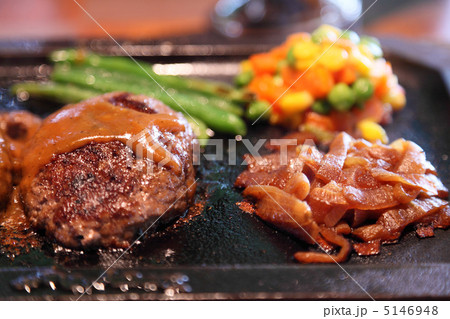 おいしいアツアツのハンバーグと付け合わせの野菜 5146948