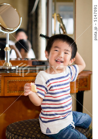 鏡の前でごきげん坊や 5147091