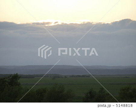 夏の釧路湿原に沈む夕日 夏の釧路湿原に沈む夕日 5148818