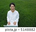 芝生の上でＰＣを楽しむシニア女性　横　カメラ目線 5148882