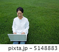 芝生の上でＰＣを楽しむシニア女性　横 5148883