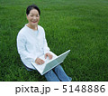 芝生の上でＰＣを楽しむシニア女性　横　カメラ目線 5148886
