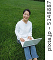 芝生の上でＰＣを楽しむシニア女性　縦　カメラ目線 5148887