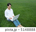 芝生の上でＰＣを楽しむシニア女性　横　全身 5148888