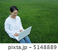 芝生の上でＰＣを楽しむシニア女性　横 5148889