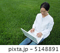 芝生の上でＰＣを楽しむシニア女性　横 5148891