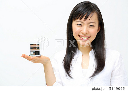 住宅模型を持つ女の子 住宅模型を持つ女の子 5149046