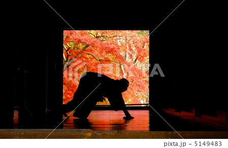 僧侶と紅葉 5149483