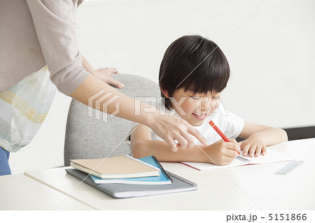 子供の勉強を見るお母さん 子供の勉強を見るお母さん 5151866