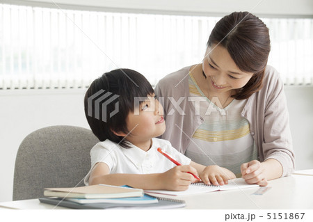 子供の勉強を見るお母さん 子供の勉強を見るお母さん 5151867
