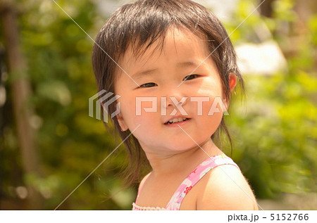 ビニールプールで遊ぶ女の子 5152766