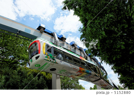 上野動物園のモノレールと青空 5152880