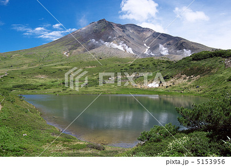 鏡池と旭岳 鏡池と旭岳 5153956
