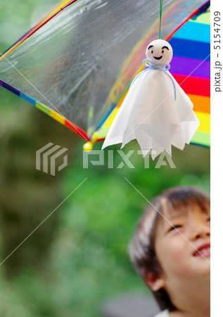 てるてる坊主を見上げる子供(てるてるぼうず) てるてる坊主を見上げる子供(てるてるぼうず) 5154709