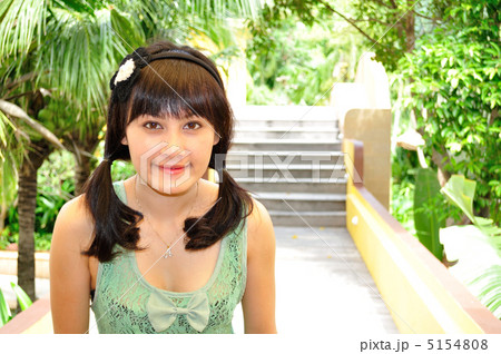 サメット島でリゾートを楽しむ若い女性 5154808